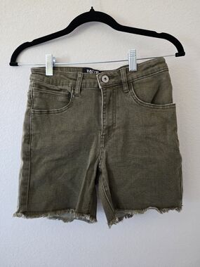 HandUp 5.5" Stretch Jort in army green.